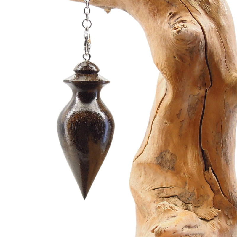 Pendule artisanal de radiesthésie en ziricote avec chainette.