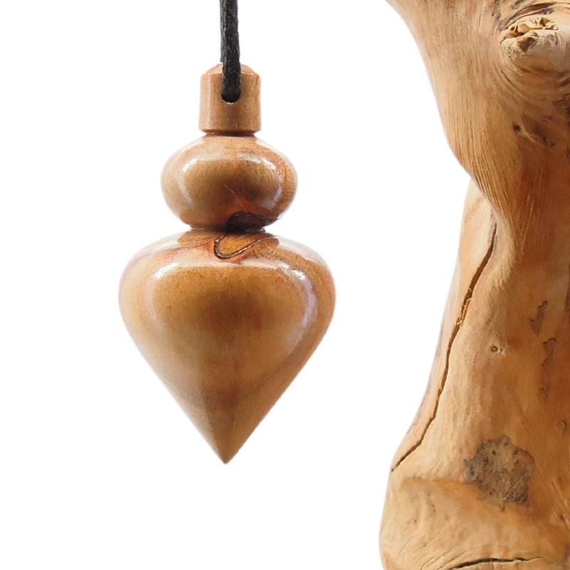 Pendule artisanal de radiesthésie en prunier avec oeilleton.