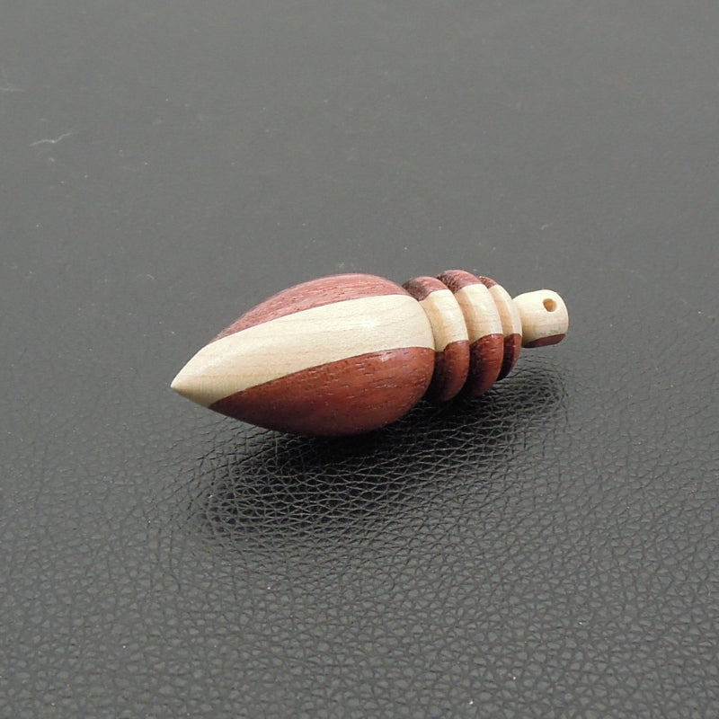 Pendule artisanal de radiesthésie en amarante et érable avec oeilleton.