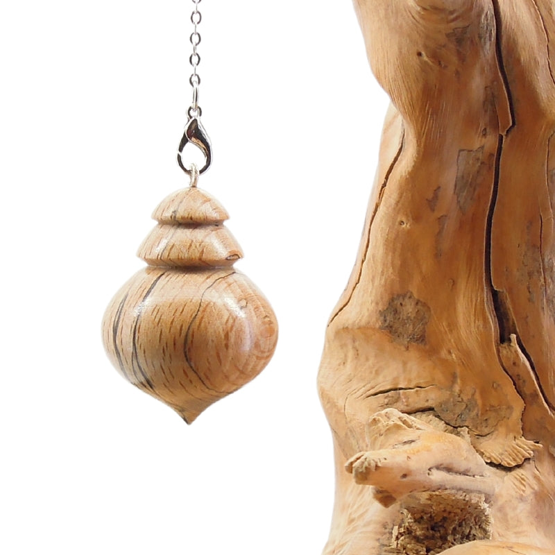 Pendule artisanal de radiesthésie en hêtre échauffé avec chainette.