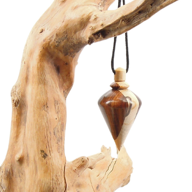Pendule artisanal de radiesthésie en noyer et charme échauffé avec oeilleton.