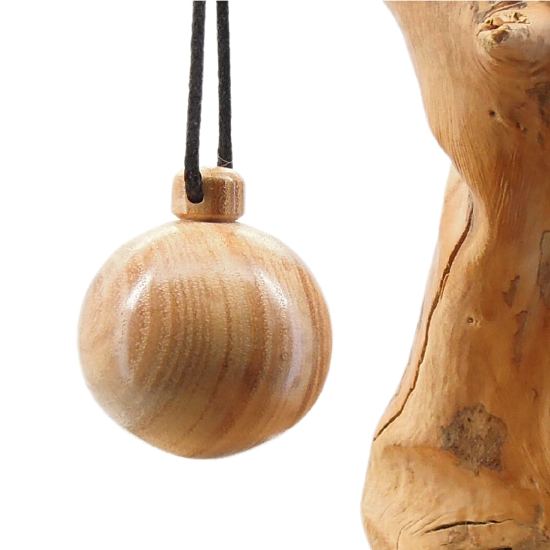Pendule artisanal divinatoire en frêne olivier avec oeilleton.
