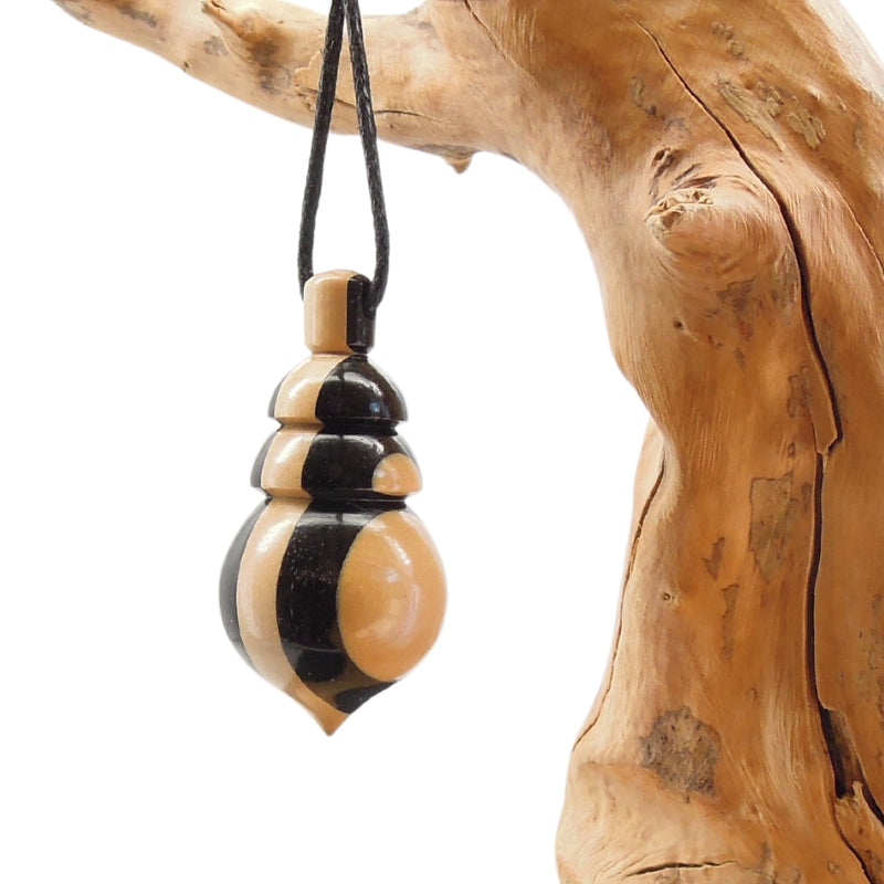 Pendule artisanal divinatoire en buis et ébène avec oeilleton