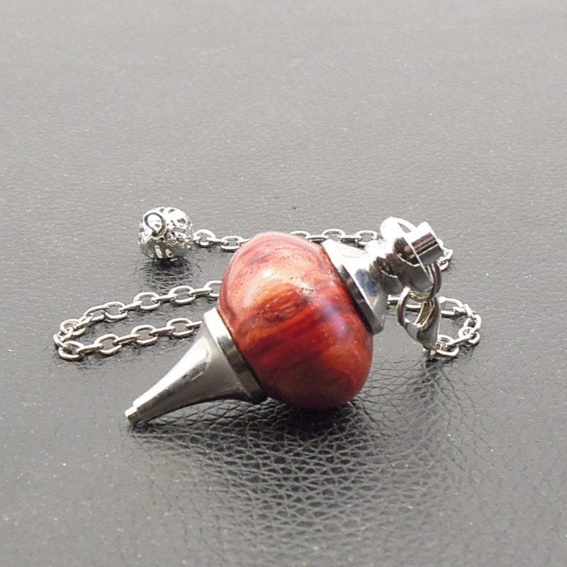 Pendule artisanal de radiesthésie en bois de rose avec chainette et monture métal.