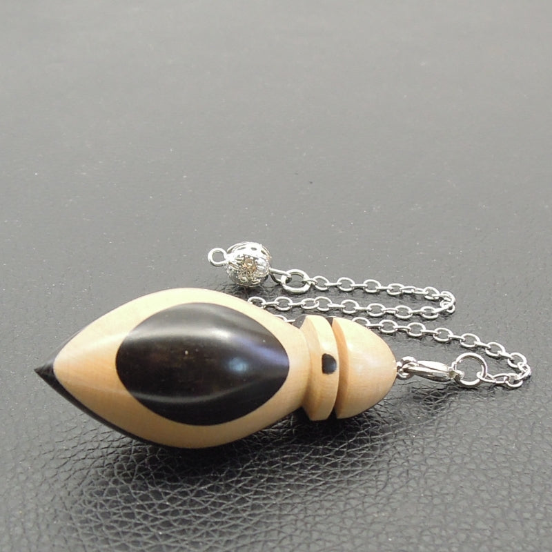 Pendule artisanal de radiesthésie en buis et ébène avec chainette.