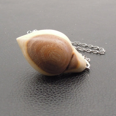 Pendule artisanal de radiesthésie en nerprun avec chainette.