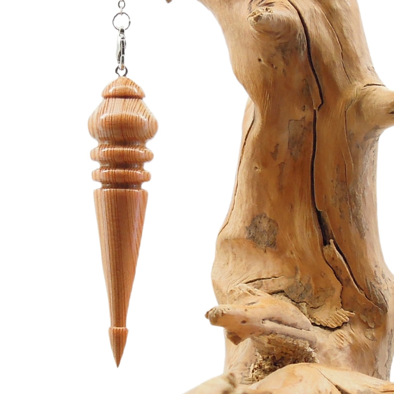 Pendule artisanal de radiesthésie en séquoia avec chainette.