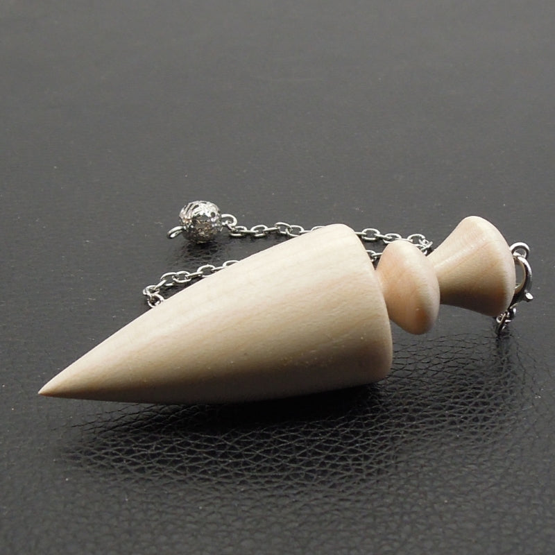 Pendule artisanal de radiesthésie en érable ondé avec chainette.
