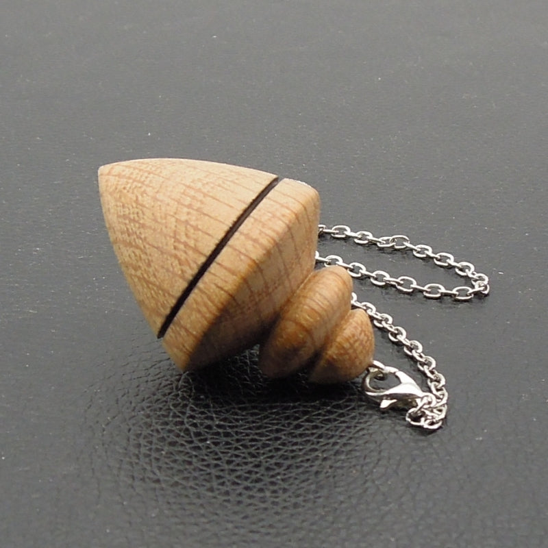 Pendule artisanal divinatoire de radiesthésie en chêne avec chainette.