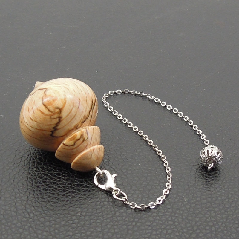 Pendule artisanal de radiesthésie en hêtre échauffé avec chainette.