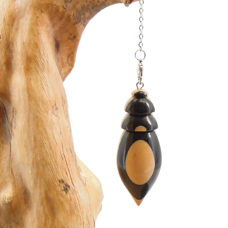 Pendule artisanal divinatoire en buis et ébène avec oeilleton