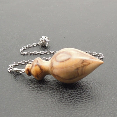 Pendule artisanal en olivier avec chainette.