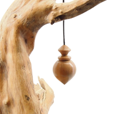 Pendule artisanal de radiesthésie en prunier avec cordon collé