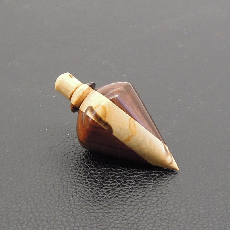 Pendule artisanal de radiesthésie en noyer et charme échauffé avec oeilleton.
