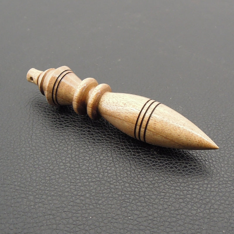 Pendule artisanal de radiesthésie en bois exotique avec oeilleton.