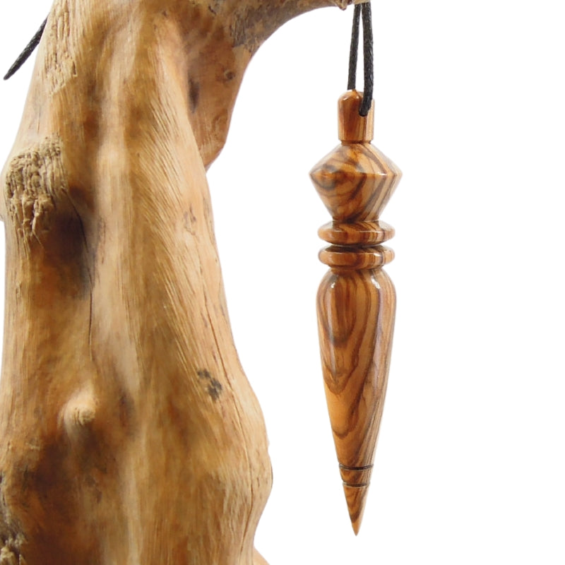 Pendule artisanal divinatoire en olivier avec oeilleton.