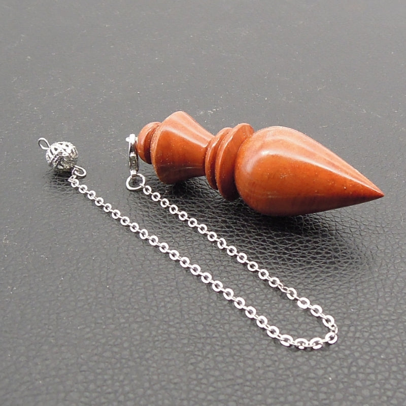 Pendule artisanal de radiesthésie en racine de bruyère avec chainette.