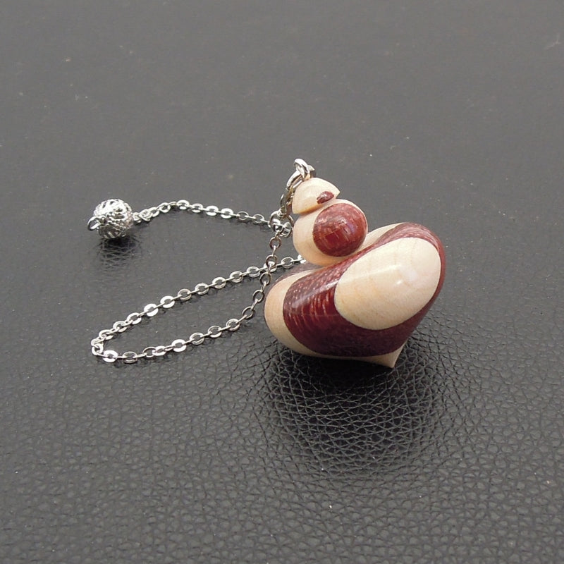 Pendule artisanal de radiesthésie en amarante et érable avec chainette.