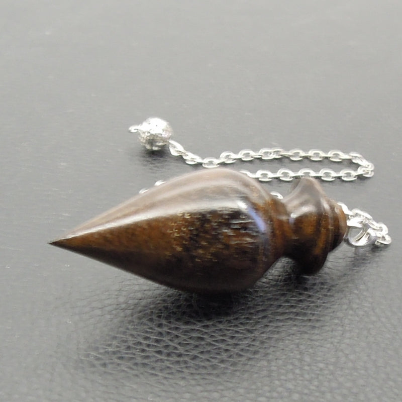 Pendule artisanal de radiesthésie en ziricote avec chainette.