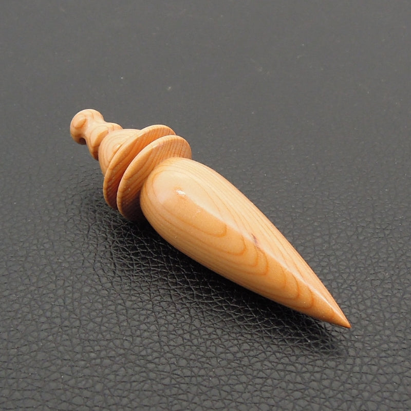 Pendule artisanal divinatoire en if avec oeilleton.