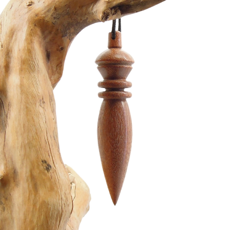 Pendule radiesthésie en bois exotique avec oeilleton.