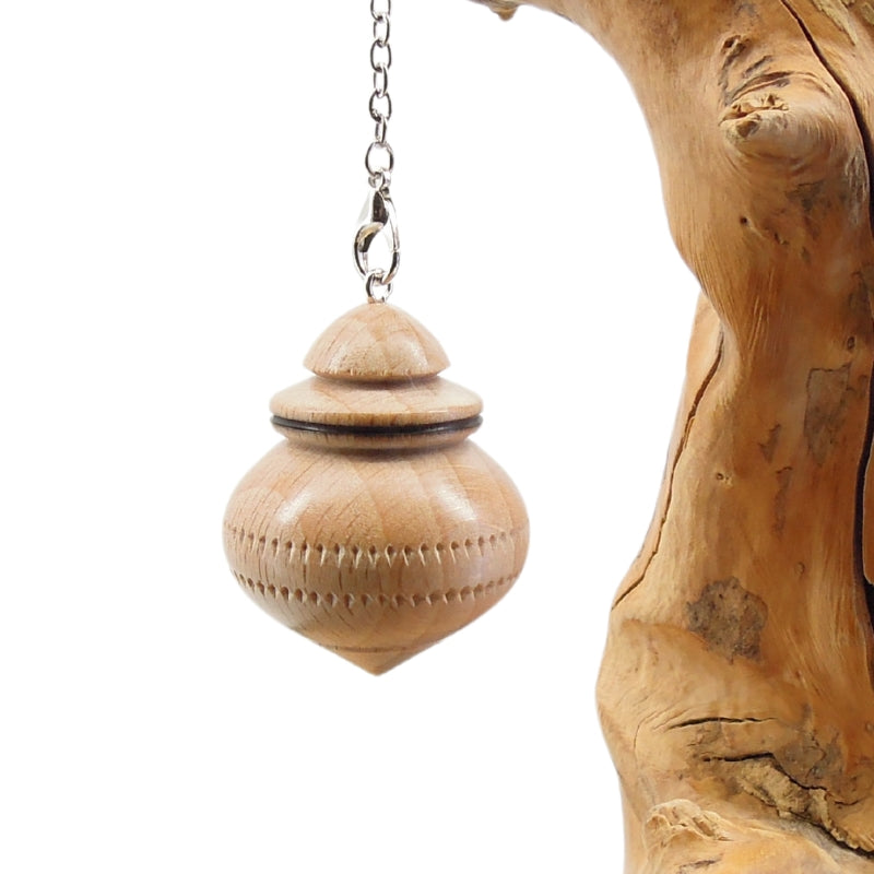 Pendule artisanal de radiesthésie en hêtre avec chainette.