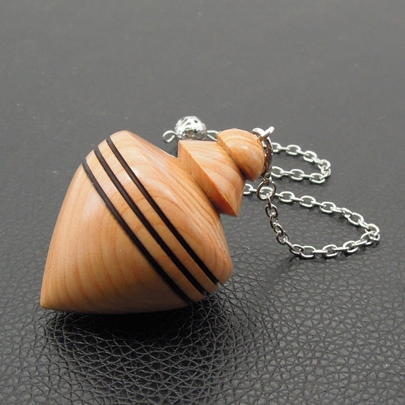 Pendule artisanal de radiesthésie en cade avec chainette.
