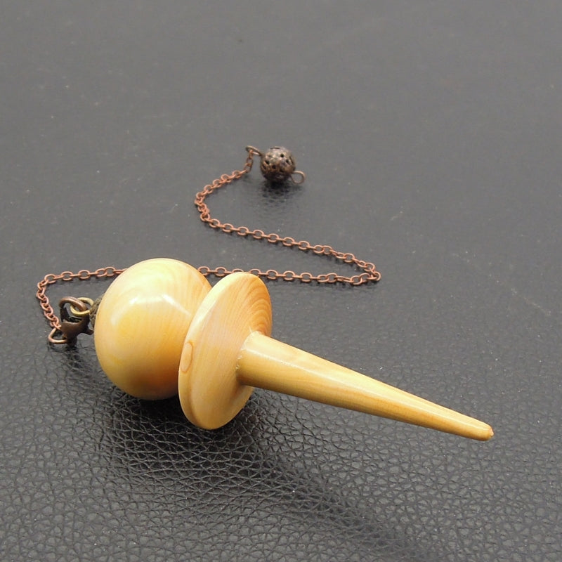 Pendule artisanal de radiesthésie en buis avec coupelle et chainette..
