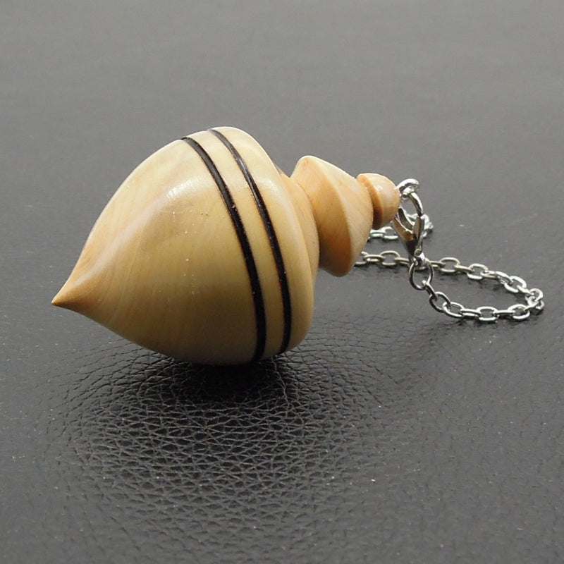 Pendule artisanal de radiesthésie en buis avec chainette.