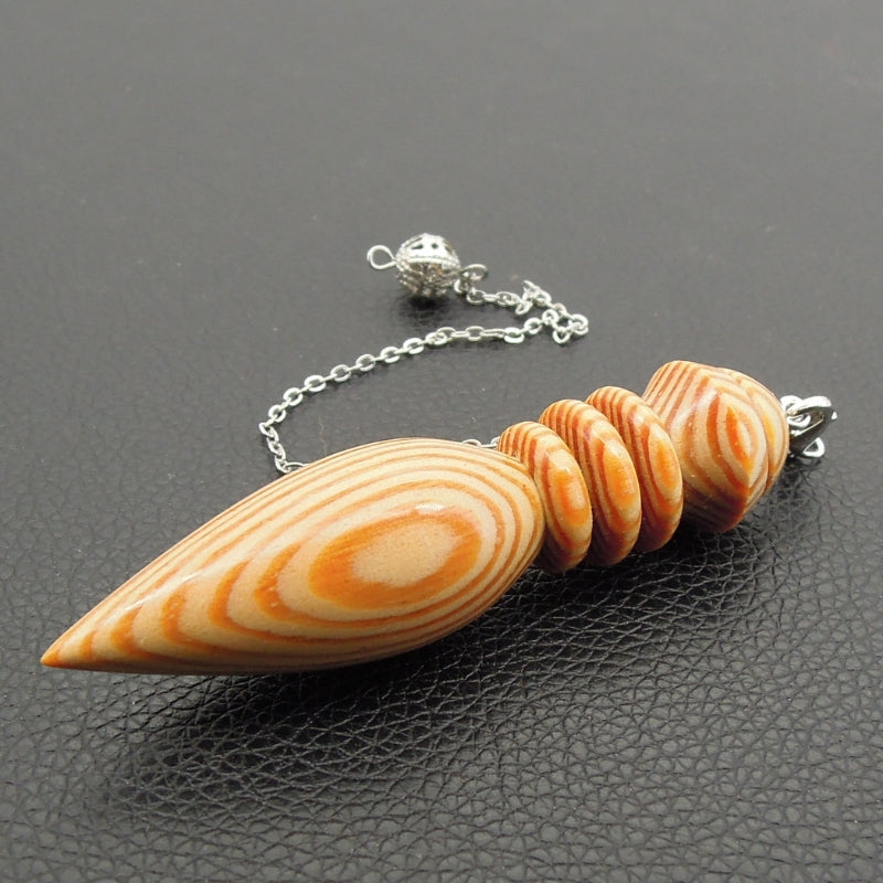 Pendule artisanal divinatoire de radiesthésie en résineux avec chainette.