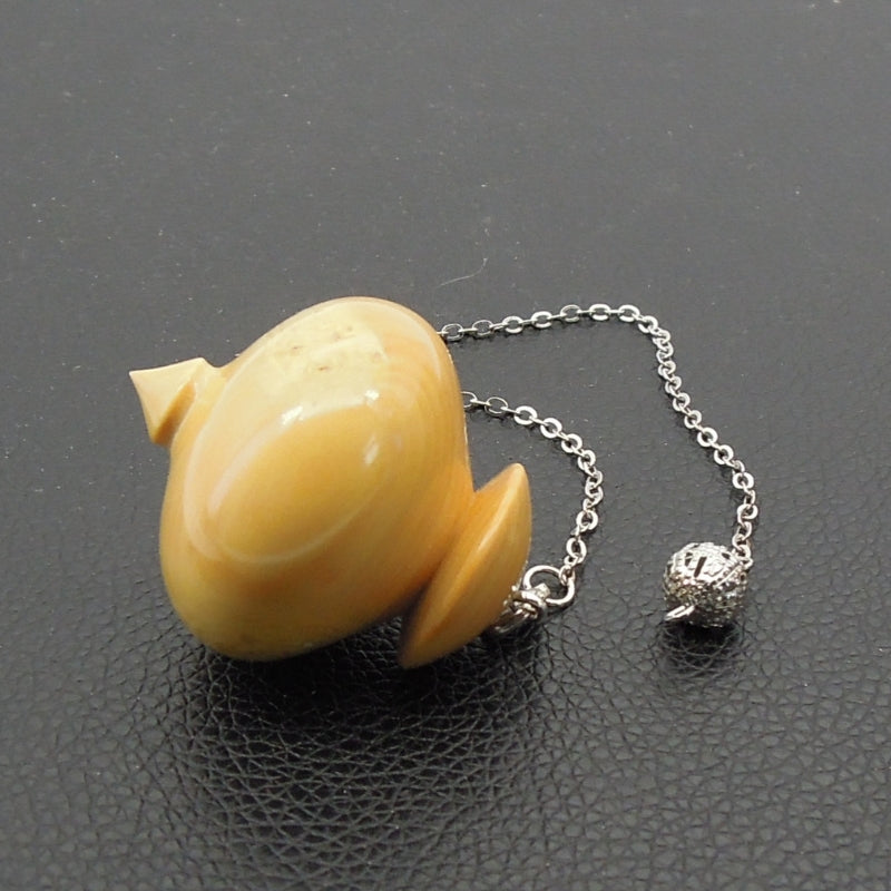 Pendule artisanal divinatoire en buis avec chainette.