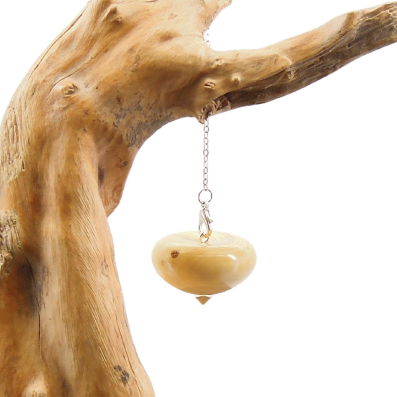 Pendule artisanal de radiesthésie en buis avec chainette.