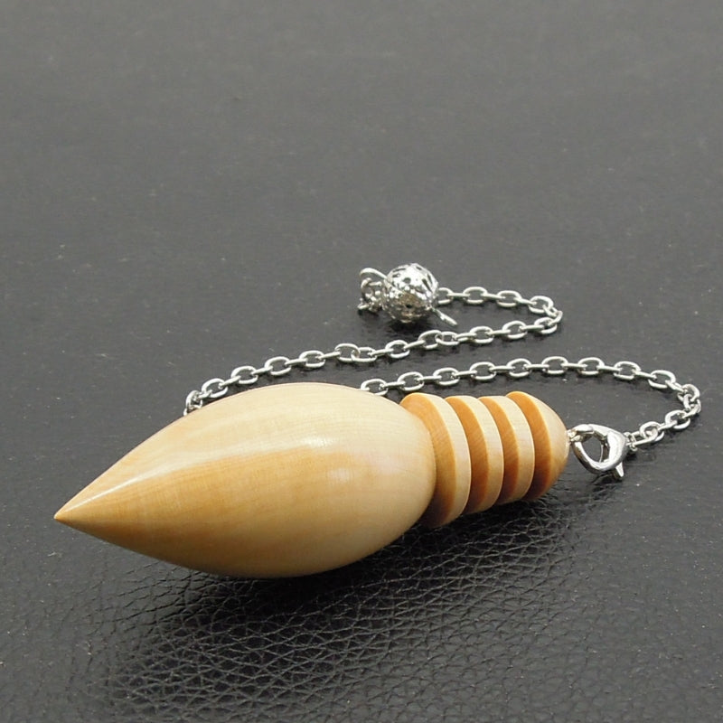 Pendule artisanal de radiesthésie en buis avec chainette.