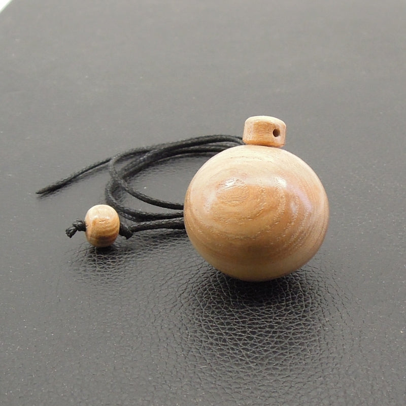 Pendule artisanal divinatoire en frêne olivier avec oeilleton.