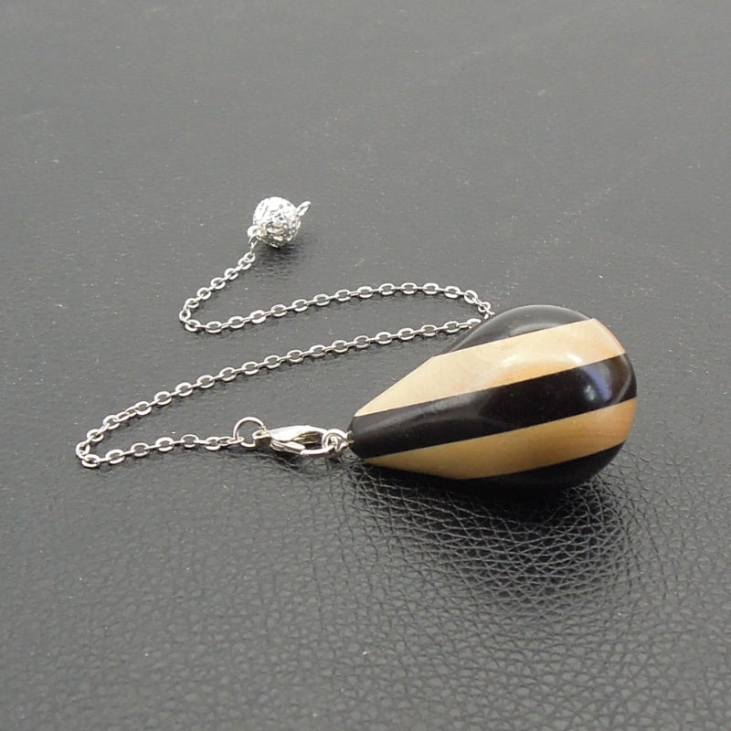 Pendule artisanal de radiesthésie en buis et ébène avec chainette.