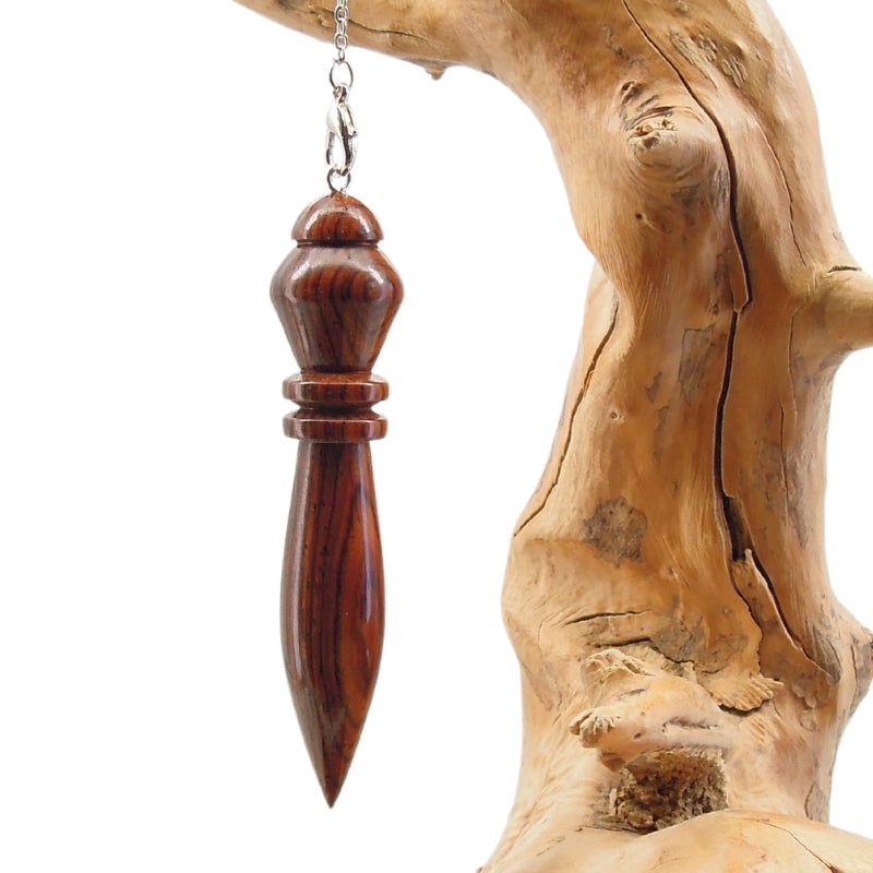 Pendule artisanal de radiesthésie en cocobolo avec chainette.