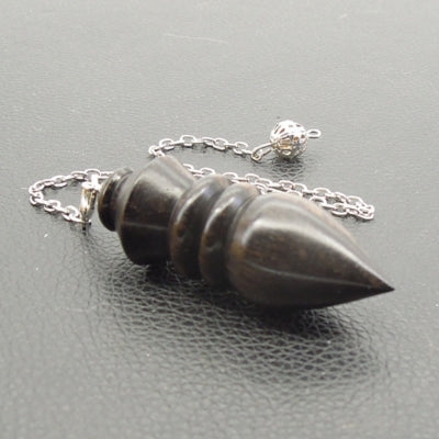 Pendule artisanal de radiesthésie en ébène avec chainette.