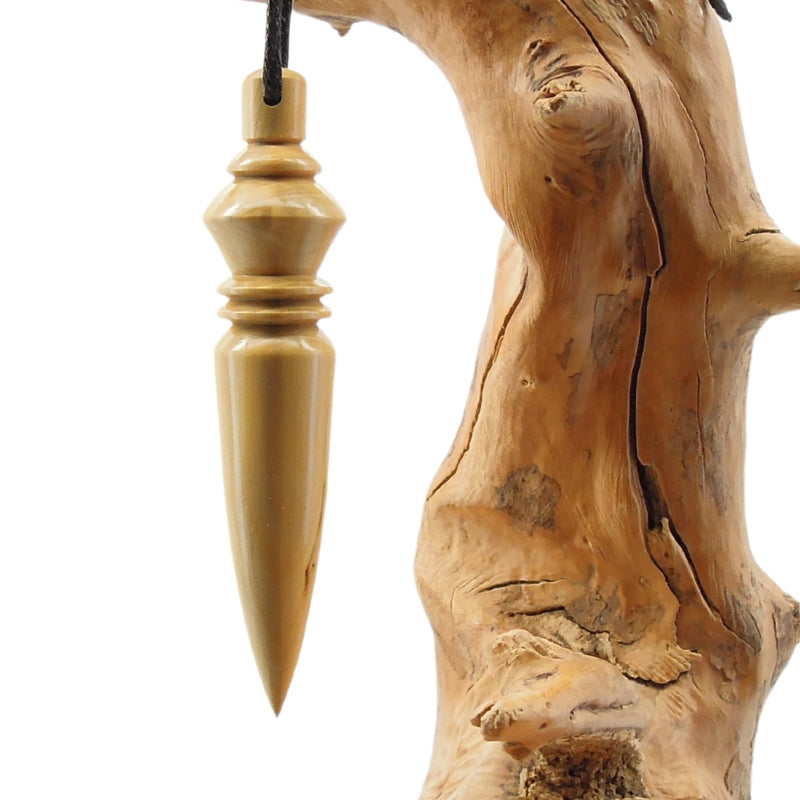Pendule artisanal de radiesthésie en buis avec oeilleton.