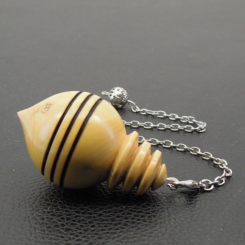 Pendule artisanal de radiesthésie en buis avec chainette.