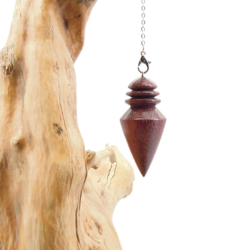 Pendule artisanal de radiesthésie en amarante avec chainette.