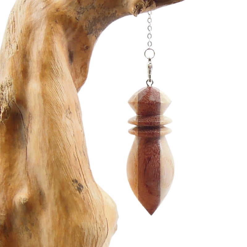 Pendule artisanal de radiesthésie en amarante et frêne avec chainette.