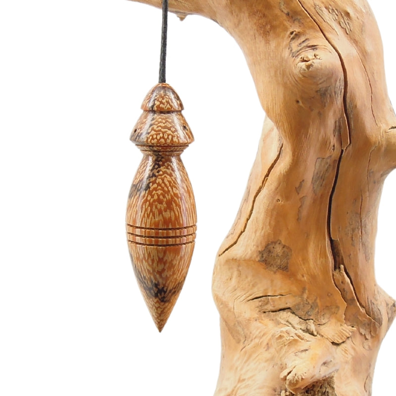 Pendule artisanal en palmier rose avec cordon collé.