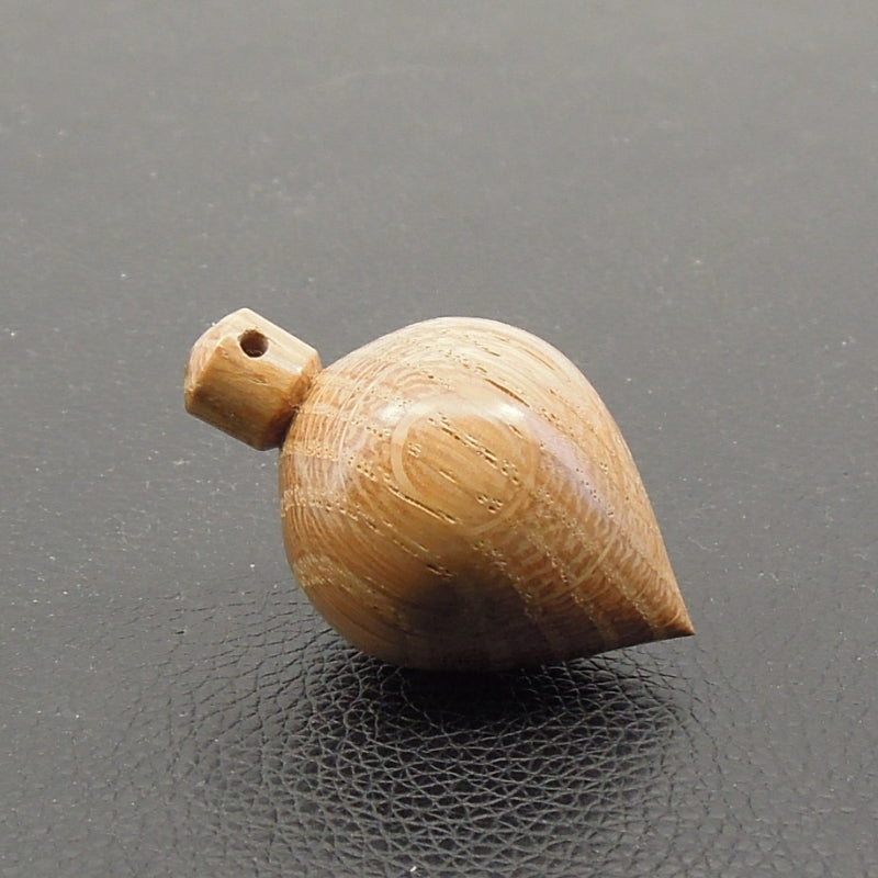 Pendule artisanal divinatoire de radiesthésie en chêne avec oeilleton.