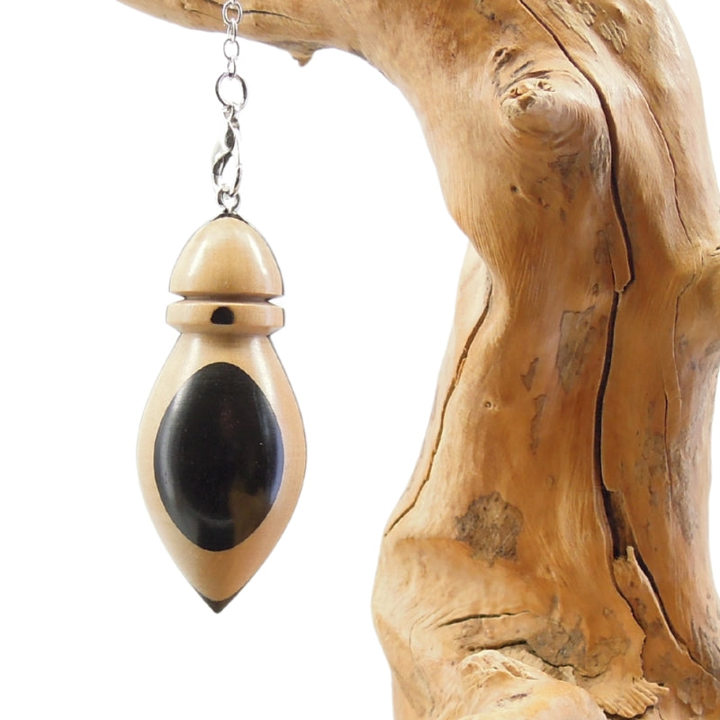 Pendule artisanal de radiesthésie en buis et ébène avec chainette.