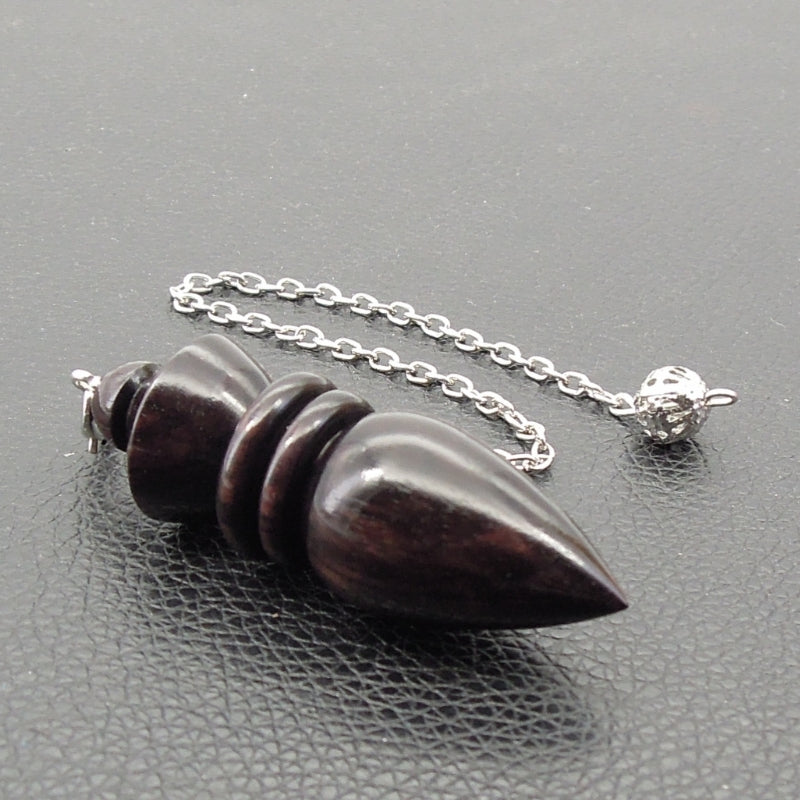 Pendule artisanal de radiesthésie en ébène avec chainette.