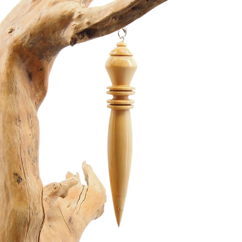 Pendule artisanal divinatoire en buis avec chainette.