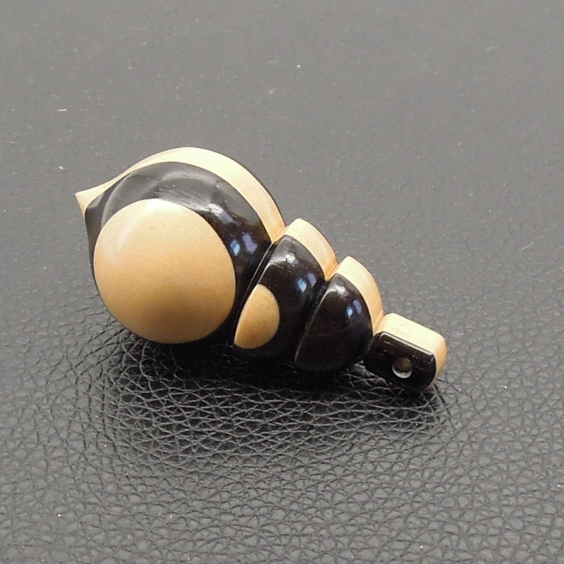 Pendule artisanal divinatoire en buis et ébène avec oeilleton
