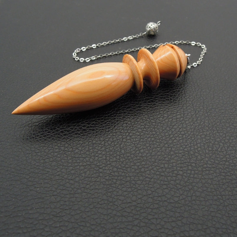 Pendule artisanal divinatoire en if avec chainette.