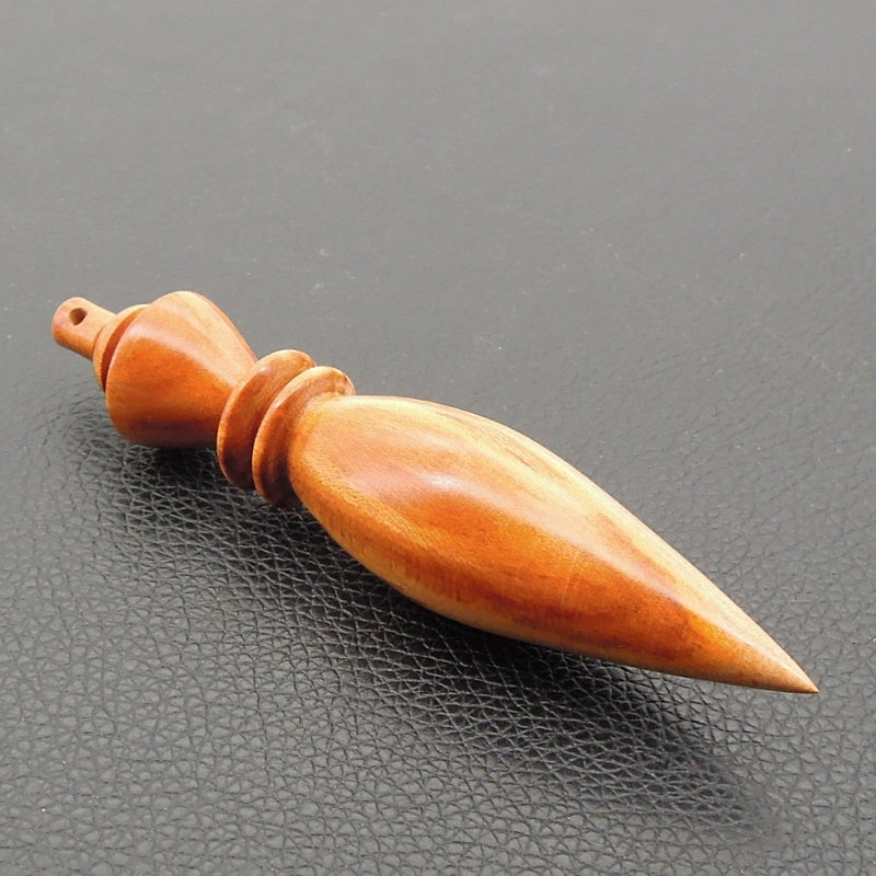 Pendule artisanal de radiesthésie en prunier avec oeilleton.