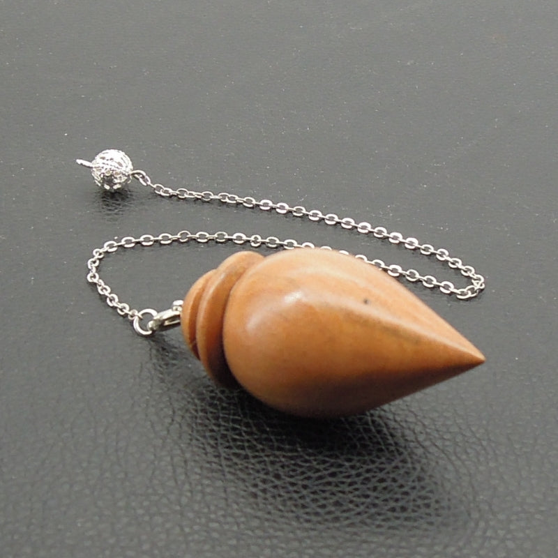 Pendule artisanal de radiesthésie en cerisier avec chainette.